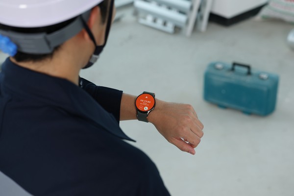 삼성전자 모델이 '스마트싱스 프로 안전 관리 솔루션'(SmartThings Pro for Safety)이 적용된 '갤럭시 워치' 알림을 확인하고 있다. /사진=삼성전자