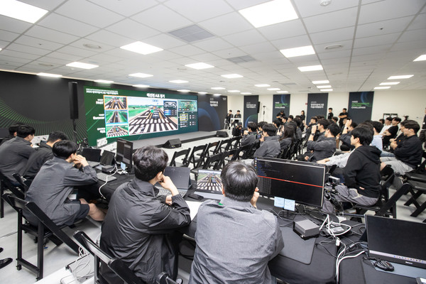 현대자동차그룹은 30일 대학생 대상 자율주행 경진대회인 '2025 자율주행 챌린지' 2차 대회 결승전을 서울 성동구에 위치한 ‘팩토리얼 성수’에서 개최했다. 2025 자율주행 챌린지 2차 대회 예선 참가 대학생들이 가상도로 환경에서 자율주행 미션을 수행하고 있다. /사진=현대자동차그룹