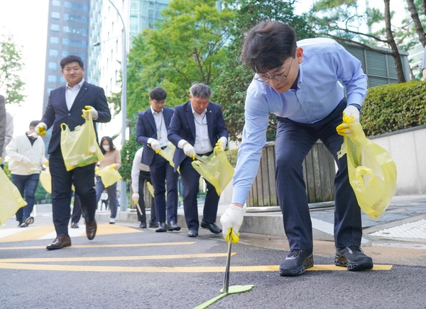 지난 29일 여의도 한강공원 일대에서 진행된 '임직원 플로깅 데이'에 참여한 KB금융지주 임직원들이 기념촬영을 하고 있다. / 사진=KB금융그룹