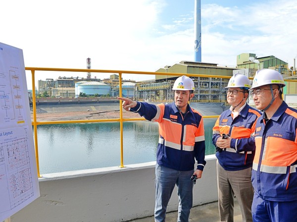 지난 28~29일 이틀 간의 일정으로 울산 온산제련소를 방문한 최윤범 고려아연 회장이 게르마늄 공장 신설 준비 현장을 점검하고 있다./사진=고려아연