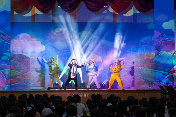 지난 23일 경기 고양시 지축초등학교 학생들이 교보생명 주최의 환경뮤지컬 '꼬옥이와 함께하는 두근두근 새로나 챌린지' 공연을 관람하고 있다. / 사진=교보생명