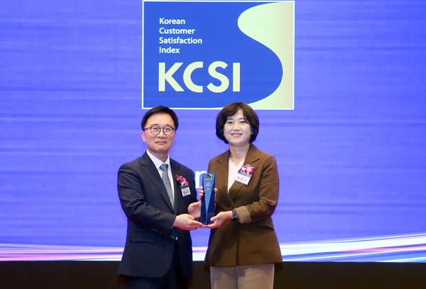 30일 서울시 중구 소재 신라호텔에서 진행된 2025 한국산업의 고객만족도(KCSI) 수상식에서 박현주 신한은행 소비자보호그룹장(오른쪽)과 한수희 한국능률협회컨설팅 대표이사가 기념촬영을 하고 있다. / 사진=신한은행