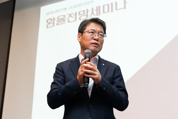 손원영 NH농협은행 자금시장부문 부행장이 지난 23일 호텔 나루 서울 엠갤러리에서 개최된 '2026년 환율전망세미나'에서 인사말을 하고 있다. / 사진=NH농협은행