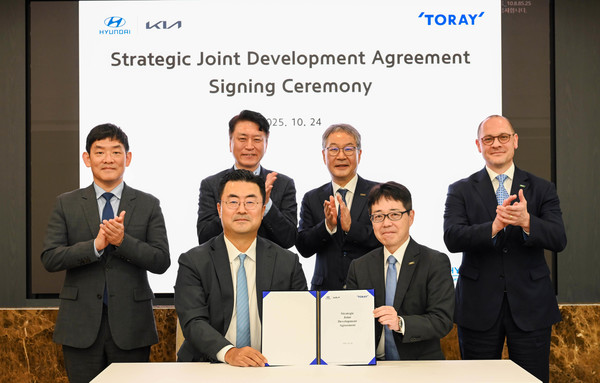 현대차그룹은 지난 24일 도레이그룹과 전략적 공동 개발 계약(Strategic Joint Development Agreement)을 체결했다고 27일 밝혔다. (첫번째줄 왼쪽부터) 현대차그룹 GSO본부장 김흥수 부사장, 도레이그룹 테라다 미키 복합재료사업본부 부문장이 체결식 이후 기념사진을 촬영하는 모습. /사진=현대차그룹
