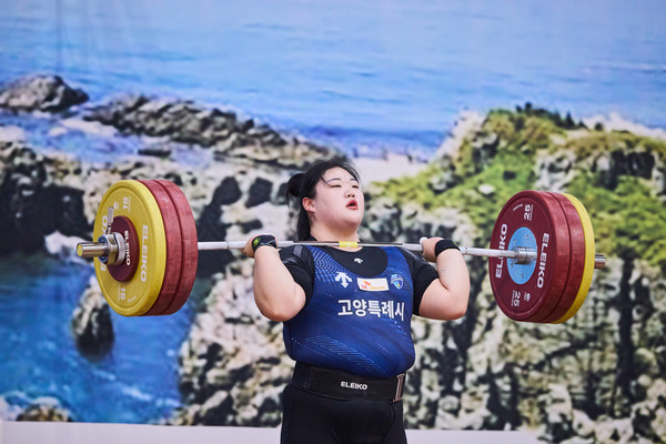 SK텔레콤은 자사가 후원하는 아마추어 스포츠 선수들이 제 106회 전국체육대회에서 값진 성과를 올렸다고 밝혔다. 이번 대회에서 3관왕에 오른 역도 박혜정 선수가 바벨을 들어올리는 모습. /사진=SK텔레콤