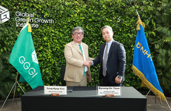 NH투자증권은 글로벌녹색성장기구(GGGI)와 양사 간 협력 강화를 위한 업무협약(MOU)을 체결했다고 27일 밝혔다. 윤병운 NH투자증권 대표이사(오른쪽)와 김상협 글로벌녹색성장기구(GGGI) 사무총장이 GGGI 본사에서 열린 협약식 후 기념촬영을 하고 있다. 사진=NH투자증권