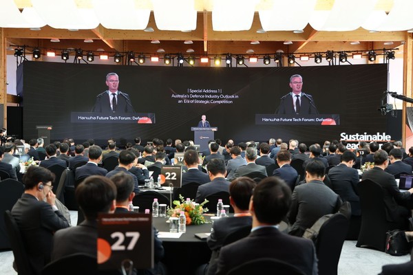 크리스토퍼 파인 전 호주 국방장관은 '전략적 경쟁시대 호주 방위산업 정책 전망'을 주제로, 기술혁신과 국방 산업 간 협력 확대를 통한 국가 안보 강화 방안을 발표하고 있다. /사진=한화그룹