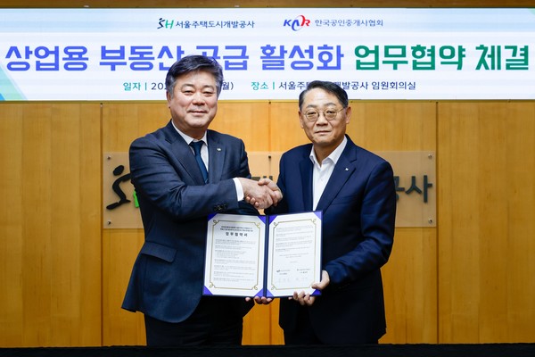 황상하 SH 사장(오른쪽)과 김종호 한국공인중개사협회장이 협약 체결 후 악수하고 있다./사진=SH