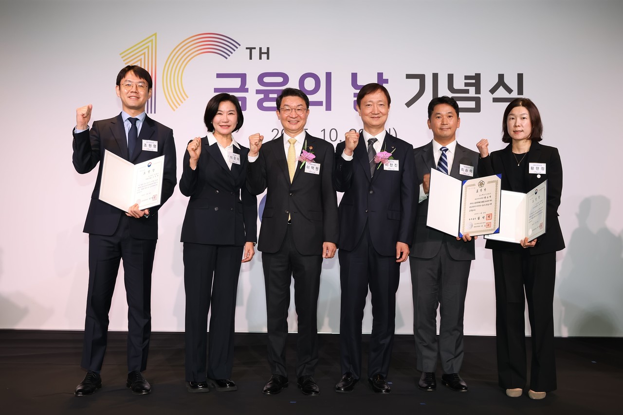 (왼쪽부터) 조원형 전세대출스쿼드 리더, 이은미 토스뱅크 대표, 이억원 금융위원장, 이찬진 금융감독원장, 최승락 금융소비자보호총괄책임자, 황현정 고객자산총괄책임자. / 사진=토스뱅크