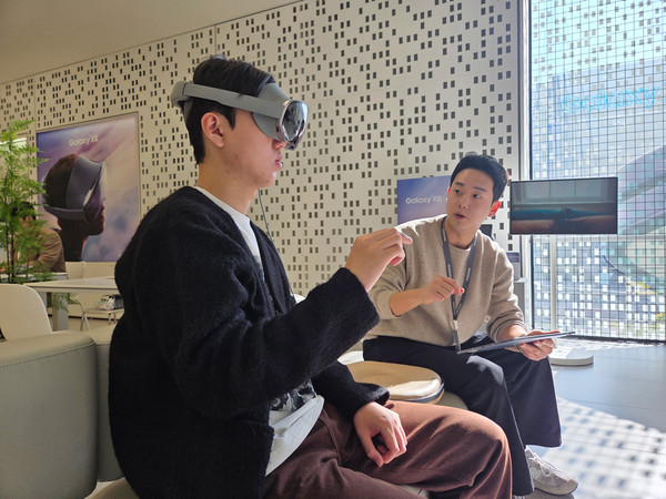 삼성전자가 이달 22일에 출시한 헤드셋 형태의 모바일 기기 '갤럭시 XR'이 뜨거운 관심을 받고 있다고 밝혔다. 삼성전자는 출시 당일부터 전국 7개 삼성스토어에서 '갤럭시 XR' 체험존을 운영하고 있다. 삼성스토어 홍대는 11월 5일까지, 삼성 강남과 더현대 서울의 체험존은 11월 8일까지의 예약이 다 찼다. 특히, 이번 체험존의 예약 신청자 중 약 70%가 1030세대로 나타나, 젊은 고객들의 참여가 두드러졌다. /사진=삼성전자