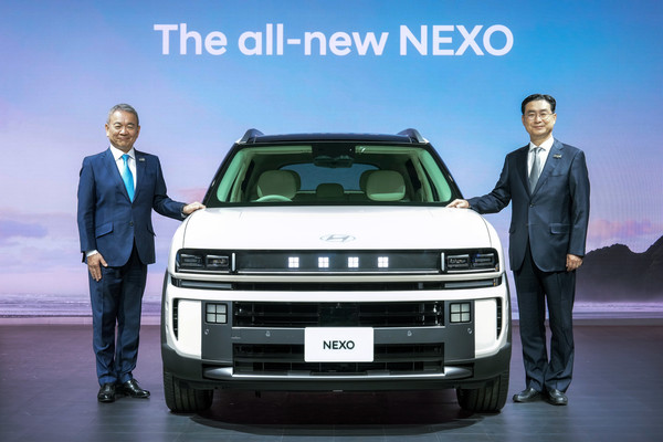 현대차는 29일(현지시각) 일본 도쿄 빅 사이트(Tokyo Big Sight)에서 열린 '재팬 모빌리티쇼 2025'(Japan Mobility Show 2025)’에 처음 참가해 디 올 뉴 넥쏘를 일본 시장에 최초로 공개했다. (왼쪽부터) 현대차일본법인(HMJ) 시메기 토시유키 법인장, 현대차 정유석 부사장이 재팬 모빌리티쇼 2025에서 기념사진을 촬영하고 있는 모습. /사진=현대자동차