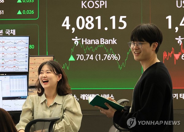 29일 서울 중구 하나은행 본점에서 직원들이 증시와 환율을 모니터하고 있다. 이날 코스피는 전날보다 70.74포인트(1.76%) 오른 4081.15로 장을 마쳤다. 사진=연합뉴스