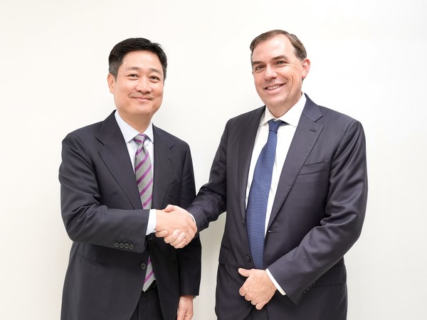 '2025 APEC CEO 서밋' 현장에서 홍범식 LG유플러스 대표(왼쪽)와 맷 가먼 AWS CEO가 기념촬영을 하고 있다./사진=LG유플러스