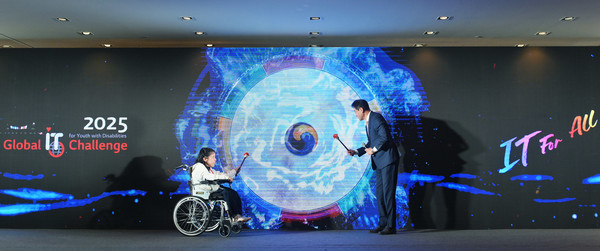 올해 청소년 대표로 선정된 베트남 지체 장애인 티 우옌 니 레씨(왼쪽)와 윤대식 LG전자 대외협력담당 전무(우측)가 '2025 글로벌장애청소년IT챌린지' 개막 선언을 하고 있다./사진=LG전자