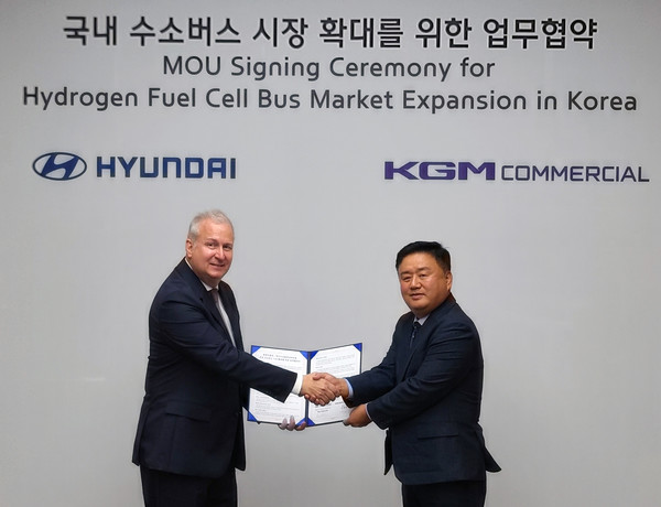30일 현대자동차 울산공장에서 열린 수소연료전지공급 업무 협약식에서 켄 라미레즈 현대차그룹 HMG에너지&수소사업본부 부사장(왼쪽)과 김종현 KGMC 대표이사가 기념 사진을 촬영하고 있다./사진=현대자동차
