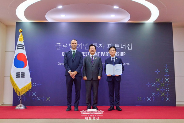 (왼쪽부터) 니콜라 파리 르노코리아 사장, 이재명 대통령, 김정관 산업부 장관이 기념사진을 촬영하고 있다./사진=르노코리아