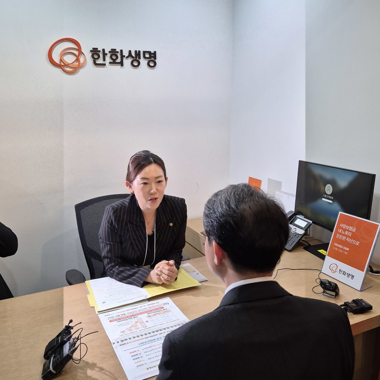  이억원 금융위원장이 30일 오후 서울 중구 한화생명 시청 고객센터에서 '사망보험금 유동화 상품'을 가입 하고있다.  / 사진=비즈니스플러스 최연성 기자