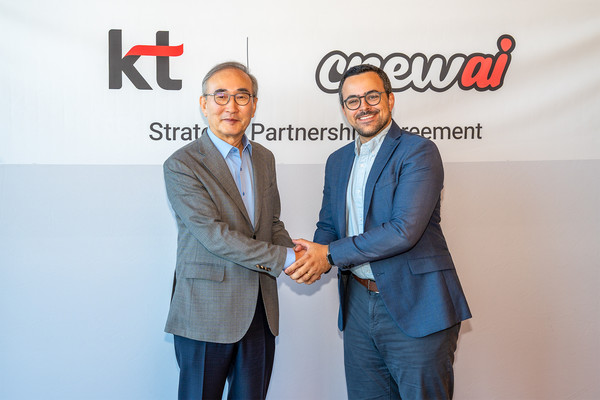 김영섭 KT 대표(왼쪽)와  조 모우라 크루AI 최고경영자(CEO)(오른쪽)가 24일(현지시간) 미국 샌프란시스코에서 대한민국 AI 에이전트 생태계 혁신을 위한 전략적 파트너십을 체결하고 기념 사진을 촬영하고 있다./사진=KT