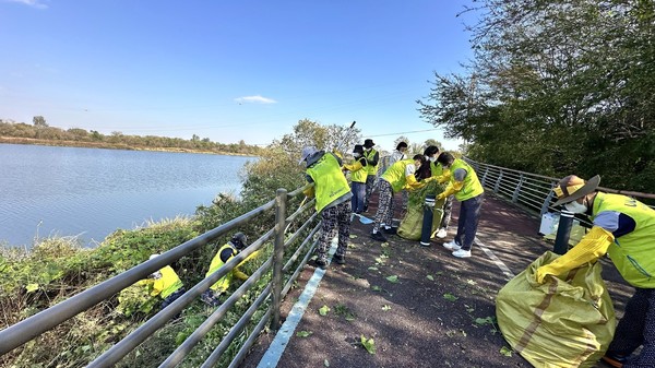 KG모빌리티(KGM) 사내 임직원 봉사단 '네바퀴동행'이 지역사회 공헌활동의 일환으로 환경정화 봉사 활동을 펼쳤다. /사진=KGM