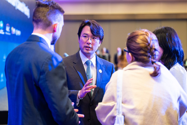 이규호 코오롱 부회장이 지난 28일 부산에서 열린 APEC 기업인자문위원회(ABAC) 4차회의 폐막행사를 주재했다. 이 부회장이 행사 참여자들과 대화를 나누고 있다./사진=코오롱그룹