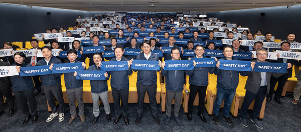 조원태 한진그룹 회장(왼쪽 여섯 번째), 우기홍 대한항공 부회장(왼쪽 다섯 번째), 유종석 대한항공 안전보건 총괄 겸 오퍼레이션 부문 부사장(왼쪽 네번째) 등 참석 임직원들이 기념촬영을 하고 있다./사진=대한항공