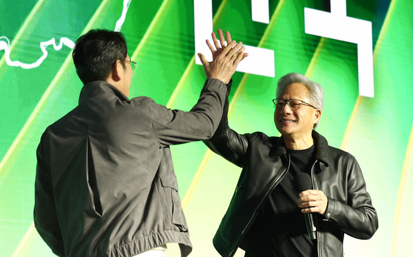 젠슨 황 엔비디아 최고경영자와 이재용 삼성전자 회장이 지난 30일 서울 코엑스에서 열린 엔비디아의 그래픽카드(GPU) '지포스' 출시 25주년 행사에서 단상에 올라 하이파이브를 하고 있다. /사진=연합뉴스