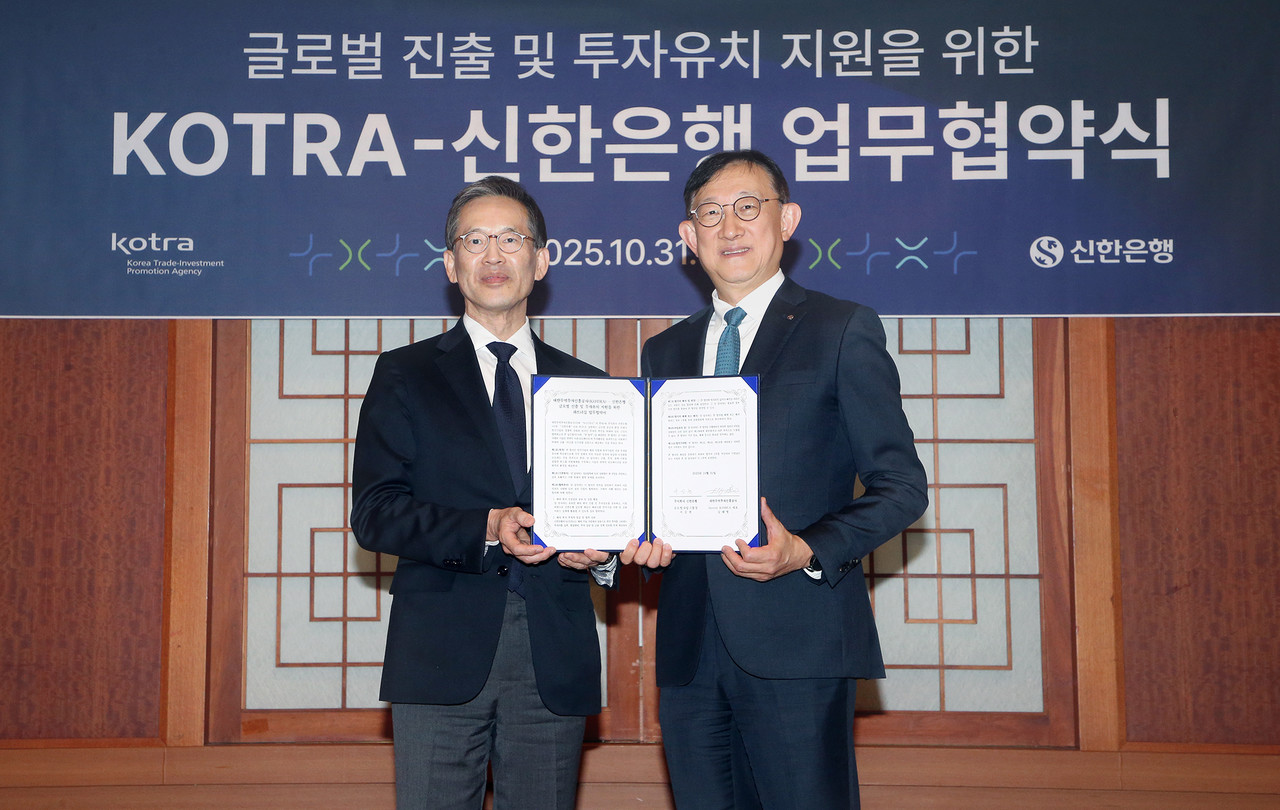 지난 10월 31일 서울시 삼성동 소재 그랜드 인터컨티넨탈 서울 파르나스에서 진행된 ‘글로벌 진출 및 투자유치 지원을 위한 KOTRA-신한은행 업무협약식’에서 서승현 신한은행 글로벌사업그룹장(오른쪽)과 김태형 Invest KOREA 대표가 기념촬영하는 모습 / 사진=신한은행