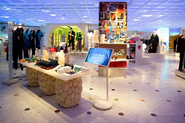 LG전자는 'LG 스탠바이미 2'를 미국 뉴욕의 명품 백화점 '쁘렝땅'에 특별 전시하며 라이프스타일 TV 시장 주도권을 강화하기 위한 글로벌 마케팅을 전개한다. 사진은 '예술의 순환성'을 주제로 진행되는 이번 전시에서 LG 스탠바이미 2가 쁘렝땅 백화점 곳곳에 설치돼, 참여 브랜드의 스토리를 담은 영상 콘텐츠를 선보이고 있는 모습. /사진=LG전자