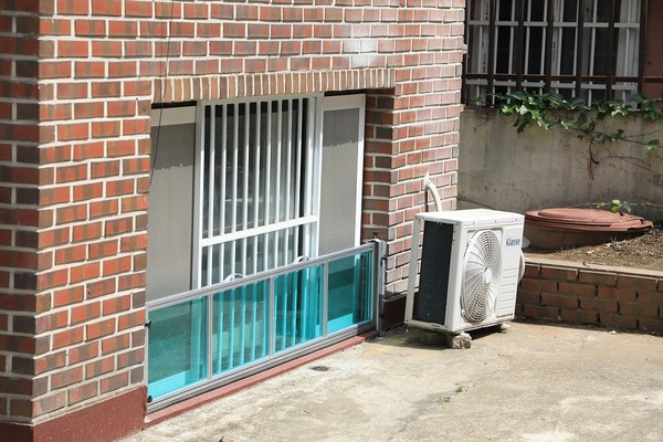 서울 한 매입임대주택에 침수방지시설(차수판)이 설치된 모습. /사진=LH