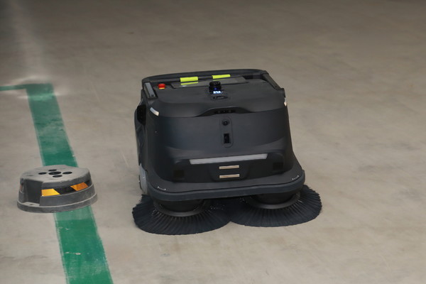 청소 로봇 시연 모습./사진=삼성물산