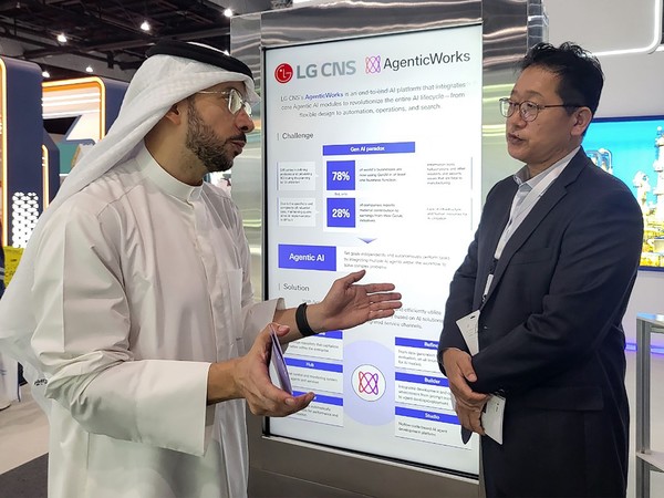 LG CNS 직원이 IDCE 2025에 마련한 부스에서 고객과 에이전틱 AI 플랫폼 및 제조AX 기술 도입에 대해 논의하는 모습. /사진=LG CNS