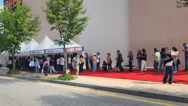 '아산탕정 동일하이빌 파크레인' 견본주택 외부 대기줄의 모습./사진=동일토건