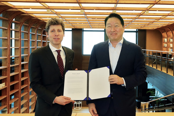 최태원 SK그룹 회장과 샘 올트먼 오픈AI 최고경영자(CEO)가 1일 서울 종로구 SK서린빌딩에서 메모리 공급 의향서 및 서남권 AI 데이터센터 협력에 관한 양해각서(MOU)를 체결한 이후 사진을 찍고 있다. /사진=SK