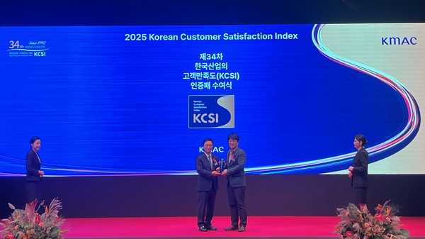 이승주 롯데GRS 마케팅 부문장(오른쪽)이 2025 한국산업의 고객만족도(KCSI)조사 인증패 수여식에서 기념 촬영을 하고 있다 /사진=롯데GRS 