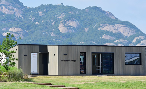 LG 스마트코티지 16평형 신모델이 서울 종로구 '열린송현 녹지광장'에 설치된 모습. /사진=LG전자