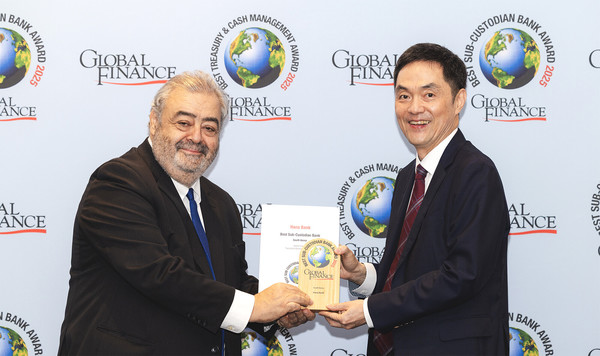 권우철 하나은행 수탁영업부 팀장(오른쪽)이 지난달 30일(현지시각) 독일 프랑크푸르트에서 개최된 '2025 글로벌파이낸스지 금융거래 시상식(Global Finance Transaction Banking Awards 2025)'에서 안드레아 피아노(Andrea Fiano) 글로벌파이낸스지 편집자와 기념촬영을 하고 있다. / 사진=하나은행