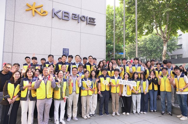 지난 1일 강남구 역삼동 강남대로 일대에서 진행된 ‘KB라이프 플로깅 데이’ 캠페인에 참여한 임직원들이 기념촬영을 하고 있다. / 사진=KB라이프