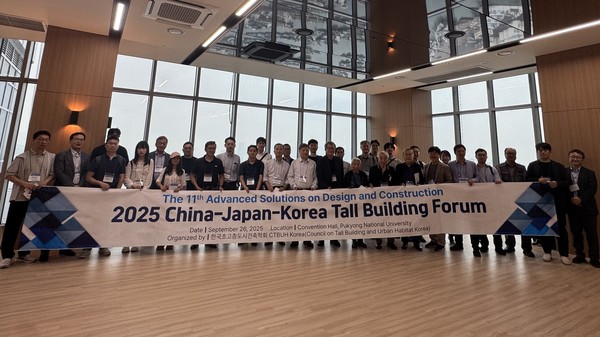한∙중∙일 초고층 전문가들이 '롯데캐슬 드메르'를 견학한 후 기념촬영을 하고 있다. /사진=롯데건설