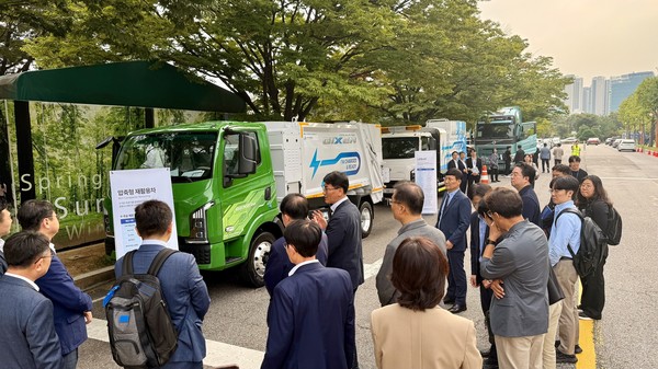 지난달 30일 국회에서 열린 '중,대형 전기화물차 보급정책 마련을 위한 전략 정책 세미나'에 전시된 타타대우모빌리티 기쎈 환경차. /사진=타타대우모빌리티