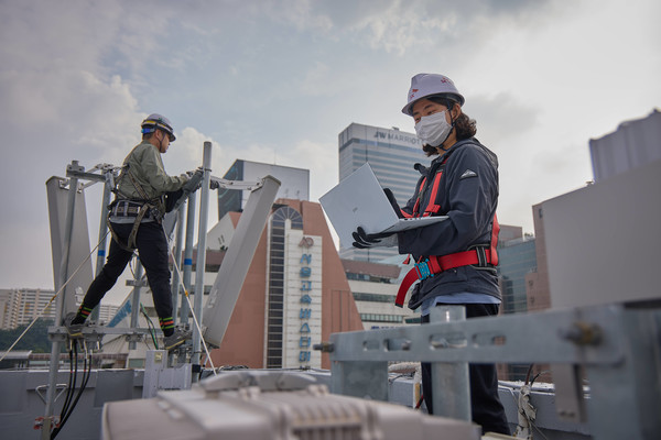 SK텔레콤과 SK오앤에스 엔지니어가 고속터미널역 인근에서 통신장비를 점검하고 있다./사진=SK텔레콤