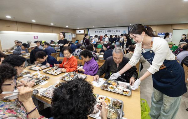 대한항공-아시아나항공 양사 임직원들이 서울 강서구 지역 어르신들에게 추석 음식을 대접하고 있다./사진=대한항공