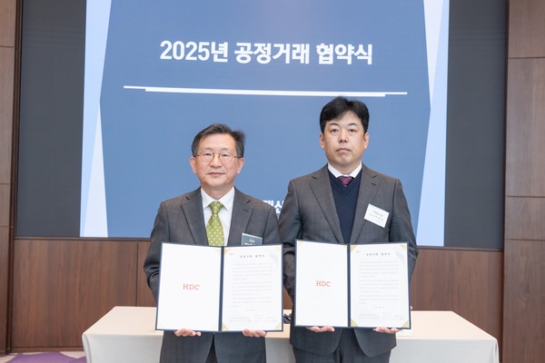 협력사와의 상생협력을 강화하기 위해 진행한 '2025 베스트파트너스데이' 행사에서 (왼쪽) 정경구 HDC현대산업개발 대표이사가 기념사진을 촬영하고 있다./사진=HDC현대산업개발