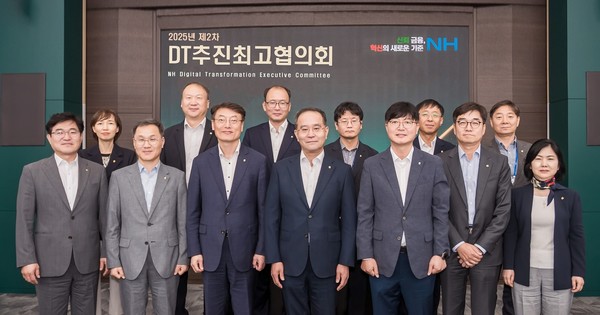 지난 1일 서울 중구 소재 본사에서 열린 '2025년 제2차 농협금융 DT추진최고협의회'에서 이찬우 NH농협금융지주 회장(앞줄 왼쪽에서 네 번째)과 참석자들이 기념촬영을 하고 있다. / 사진=NH농협금융지주