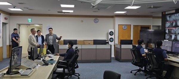 정진완 우리은행장(왼쪽 두번째)이 6일 서울시 중구 소재 우리은행 본점 관제실을 방문해 비상근무 인력들을 격려하고 연휴기간 전산 및 고객응대 시스템의 안정적 운영상황을 점검하고 있다. / 사진=우리은행