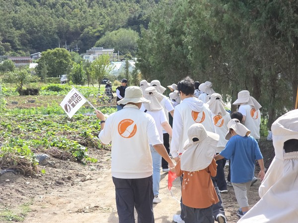 지난 16일 교촌에프앤비 '바르고 봉사단'이 양평 수미마을에서 금호초등학교 특수학급 학생들과 함께 즐거운 농촌 체험을 진행하고 있다. /사진=교촌에프앤비