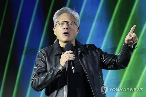 젠슨 황 엔비디아 CEO가 지난달 30일 서울 코엑스에서 열린 엔비디아의 그래픽카드(GPU) '지포스' 출시 25주년 행사에서 발언을 하고 있다. / 사진=연합뉴스