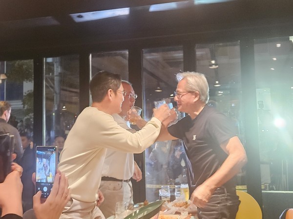 젠슨 황 엔비디아 CEO, 이재용 삼성전자 회장, 정의선 현대차그룹 회장이 지난달 30일 서울 강남구 삼성동 깐부치킨에서 치맥 회동을 하면서 '러브샷'을 하고 있다. / 사진=연합뉴스 