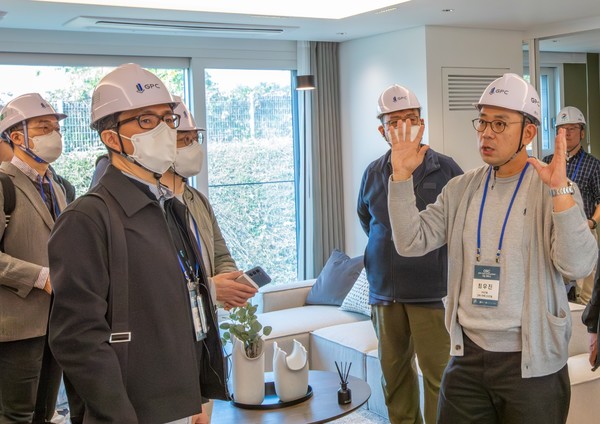 지난달 31일 OSC 세미나를 진행하고 PC목업 주택 세대 내부에서 GS건설 담당자가 기술에 대한 설명을 하고 있는 사진. /사진=GS건설