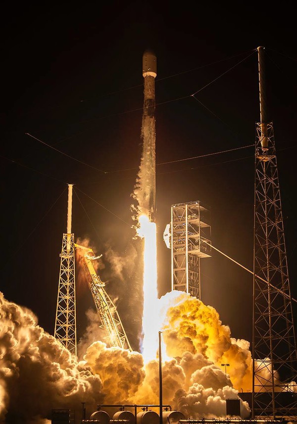 미국 현지시간 2일 미국 플로리다주 케이프 커너베럴 우주군기지에서 대한민국 정찰위성 5호기가 실린 스페이스X사 팰컨-9 발사체가 발사되고 있다./사진=스페이스X