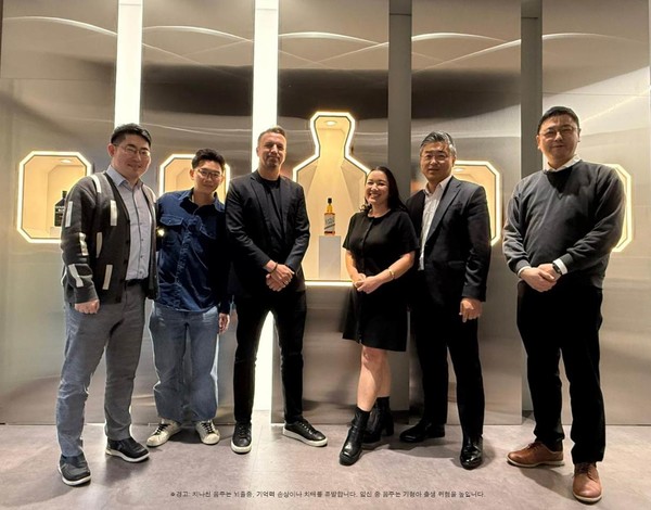 골든블루 인터내셔널은 지난 24일 골든블루 서울사무소에서 사제락 컴퍼니(Sazerac Company)와 사업 파트너십 강화를 위한 공식 미팅을 진행했다. (왼쪽부터) 골든블루 인터내셔널 이진성 대리, 사제락 컴퍼니 티모시 탄(Timothy Tan) 북아시아 커머셜 디렉터, 조 바커(Joe Barker) 아시아 지역 총괄 디렉터, 안나 램(Anna Ram) 마케팅 디렉터, 골든블루 인터내셔널 김관태 마케팅본부 이사, 김형준 마케팅 팀장. /사진=골든블루 인터내셔널